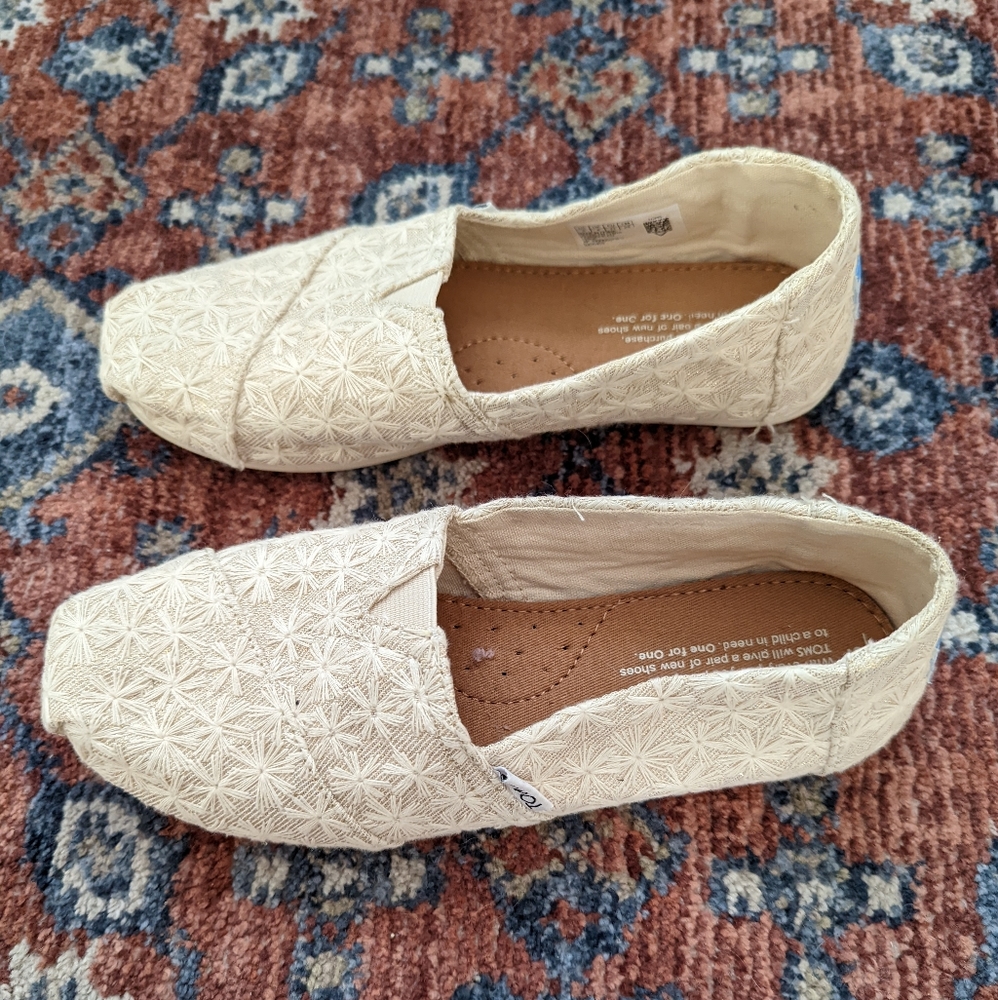 Toms Shoes Size Y5/ adult 7